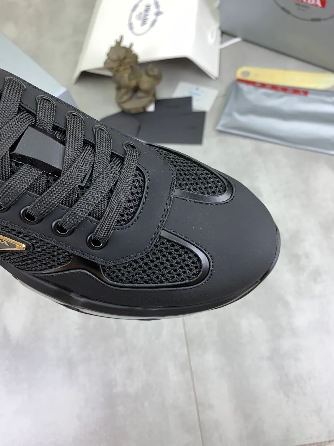 Men's men's shoes 💰P660 💰[New model] The top version is now available on the official website, 🆘 Air-cushion shock-absorbing thick-soled trendy brand (Prada) is the main popular model, avant-garde and versatile fashionable men's shoes, private version mold opening, cowhide surface splicing 1:1.. Simple fashion, original imported cowhide feet; the atmosphere and personality are more fashionable, eye-catching and pursuing class. It will subvert the old idea and be a must-have for fashion trendsetters with you! Must keep it for yourself ! Tall and comfortable, large and low, high-end quality workmanship. Code number: 38-45; 4 colors available.